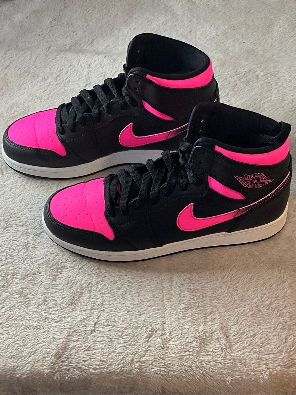Nike Air Jordan 1 Retro High “Black Hyper Pink” Sneakers-Size 6Y - Picture 4 of 13